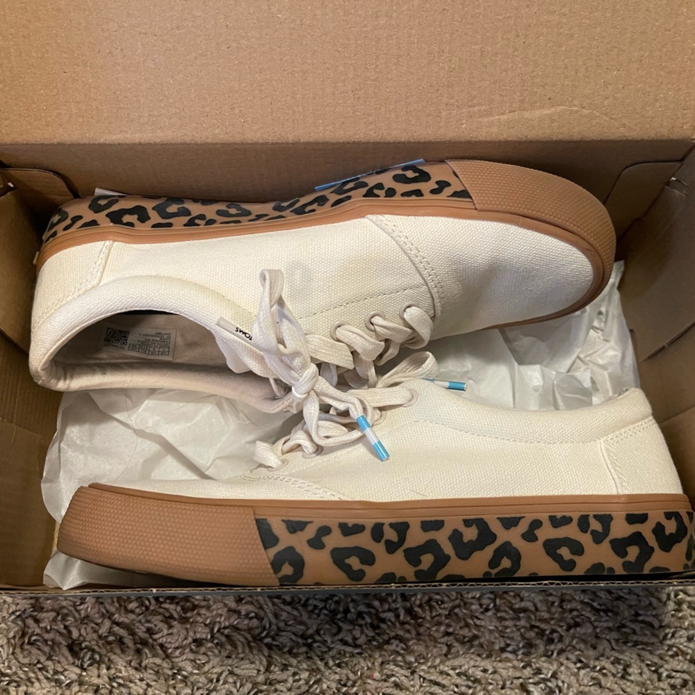 TOMS Lepoard & Cream lace up shoe